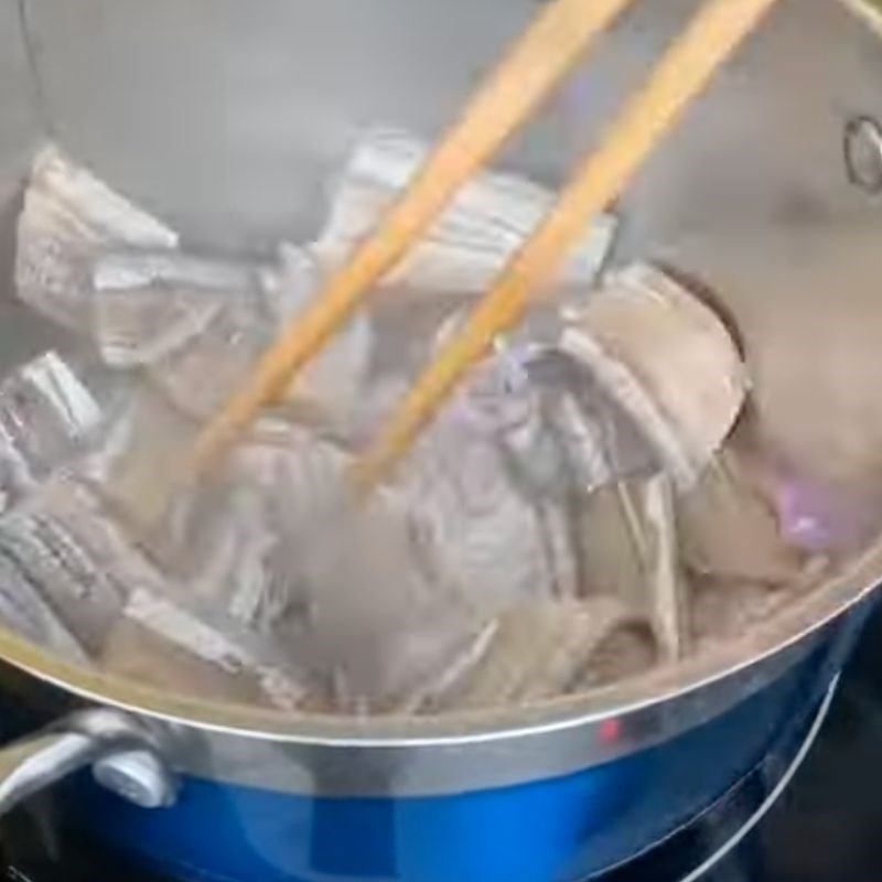 Bước 3 Nấu nước canh Khô cá hố nấu canh chua