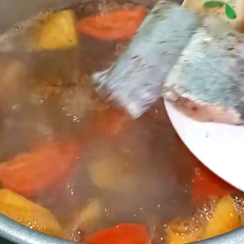 Bước 3 Nấu nước canh Canh chua cá hố tươi nấu thơm