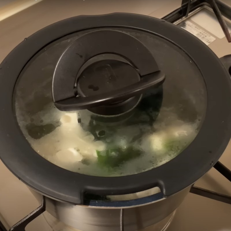 Bước 2 Nấu súp miso Súp miso đậu hũ rong biển