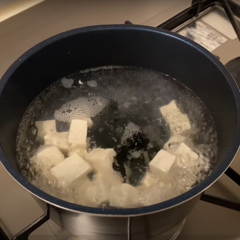 Bước 2 Nấu súp miso Súp miso đậu hũ rong biển