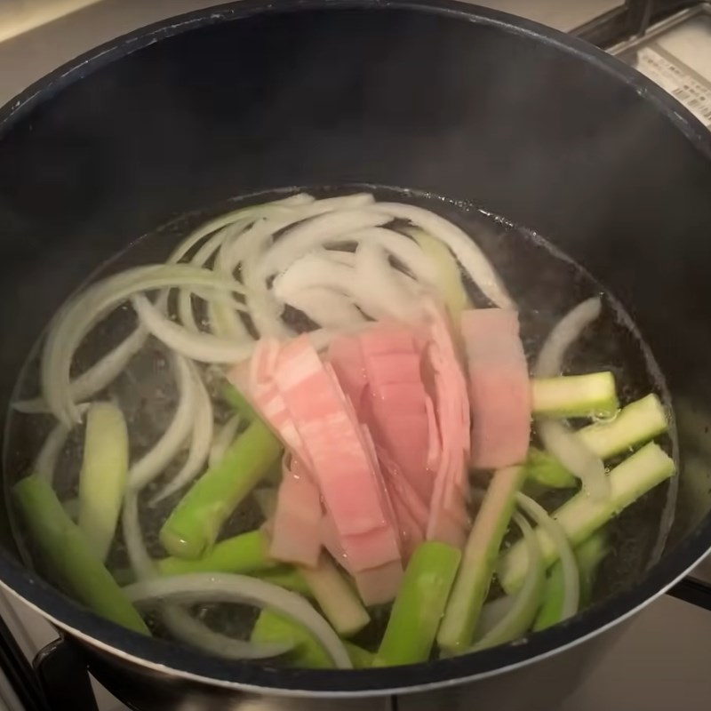 Bước 2 Nấu súp miso cà chua Súp miso cà chua