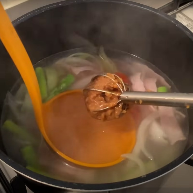 Bước 2 Nấu súp miso cà chua Súp miso cà chua