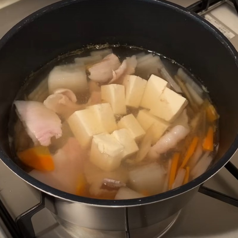 Bước 2 Nấu súp miso thịt heo Súp miso thịt heo (súp Tonjiru)