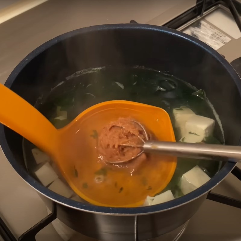 Bước 2 Nấu súp miso Súp miso đậu hũ rong biển