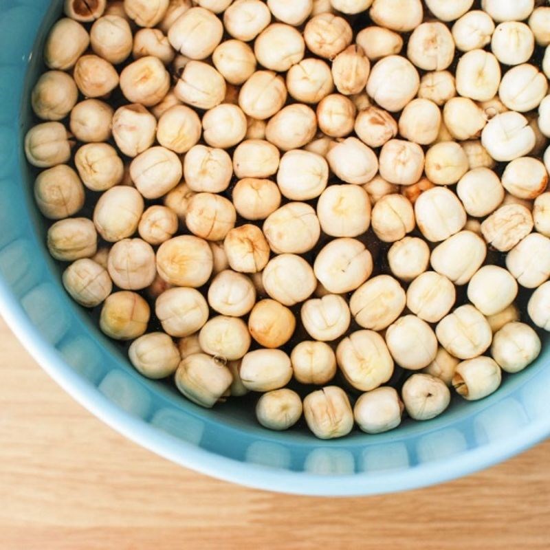 Bước 1 Ngâm táo, hạt sen và nấm hương Canh củ sen táo đỏ