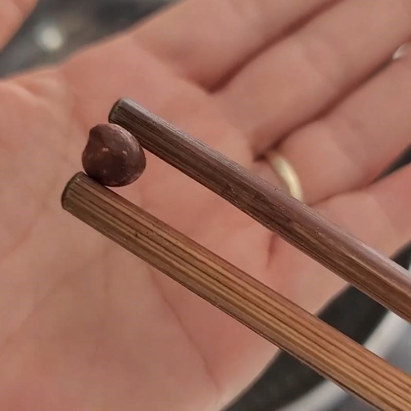 Bước 1 Rang hạt dổi Cách chế biến hạt dổi bằng chảo