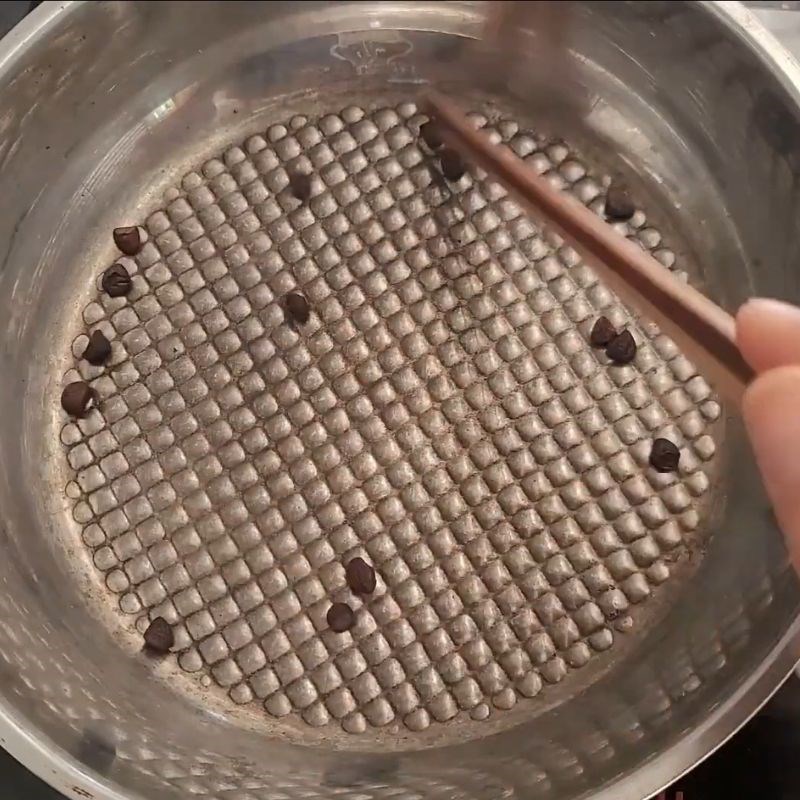 Bước 1 Rang hạt dổi Cách chế biến hạt dổi bằng chảo