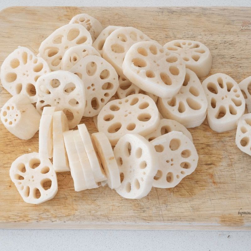Bước 2 Sơ chế củ sen và cà rốt Canh củ sen táo đỏ