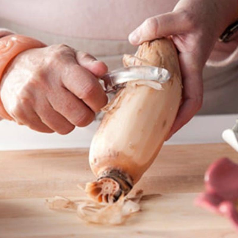 Bước 2 Sơ chế củ sen và cà rốt Canh củ sen táo đỏ