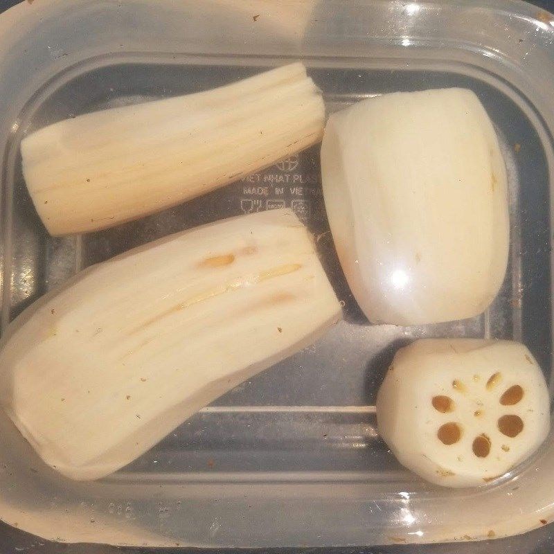 Bước 2 Sơ chế củ sen và cà rốt Canh củ sen táo đỏ