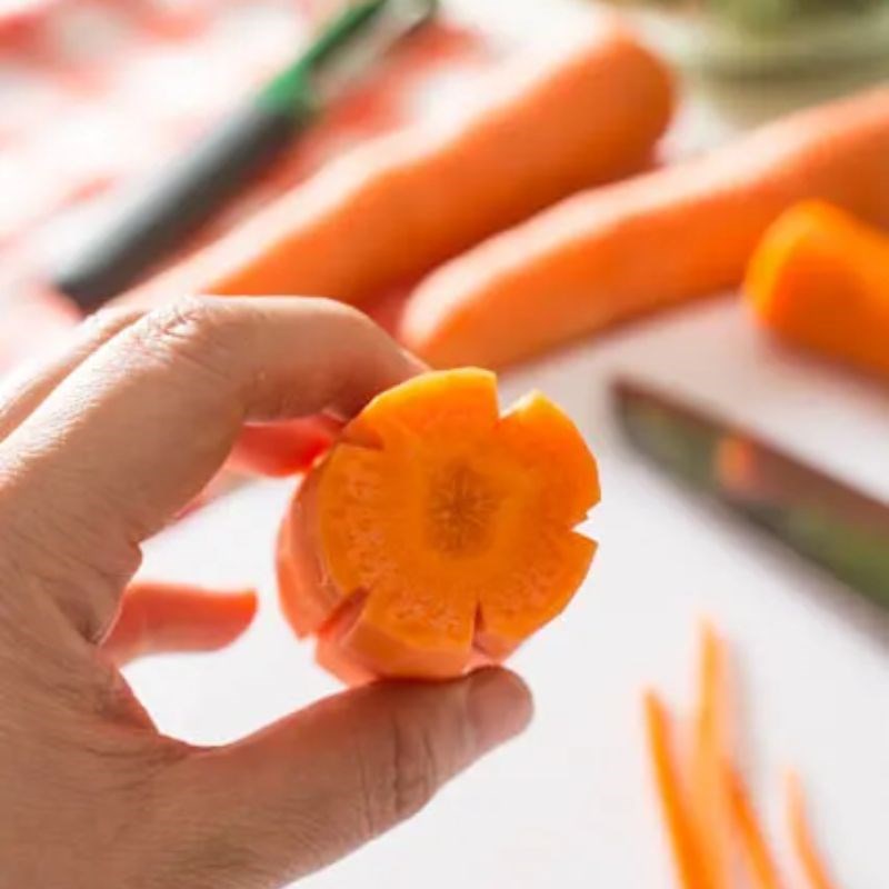 Bước 2 Sơ chế củ sen và cà rốt Canh củ sen táo đỏ