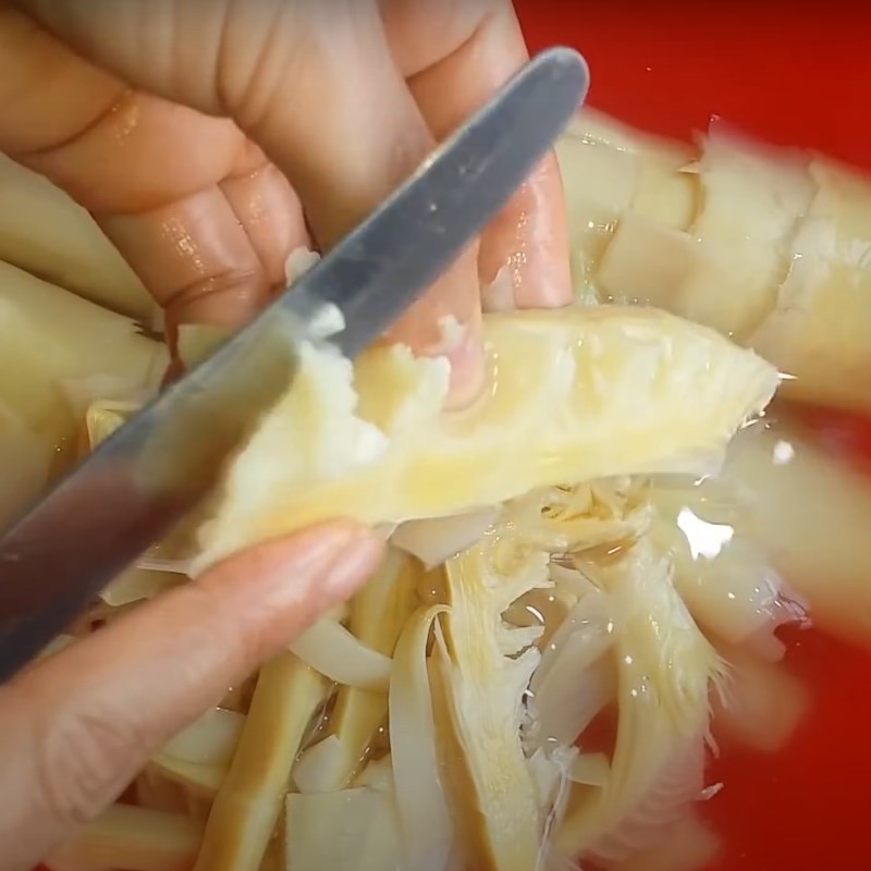 Bước 1 Sơ chế nguyên liệu Bò xào măng chua