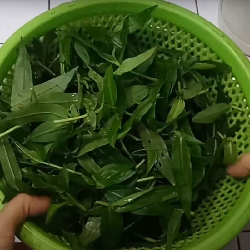Bước 1 Sơ chế nguyên liệu Rau trai xào tỏi