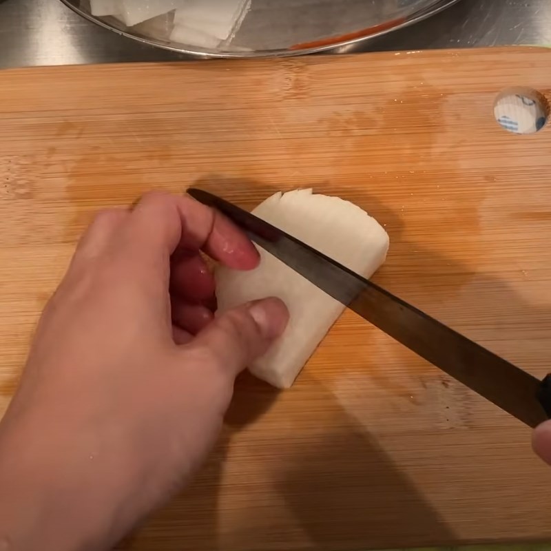 Bước 1 Sơ chế nguyên liệu Súp miso thịt heo (súp Tonjiru)