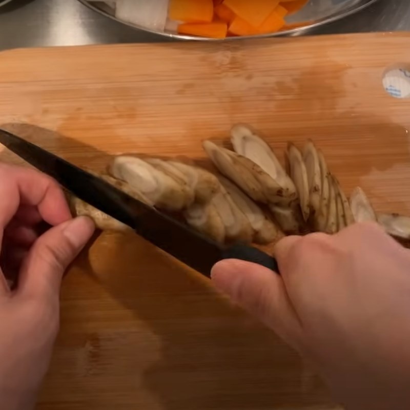 Bước 1 Sơ chế nguyên liệu Súp miso thịt heo (súp Tonjiru)