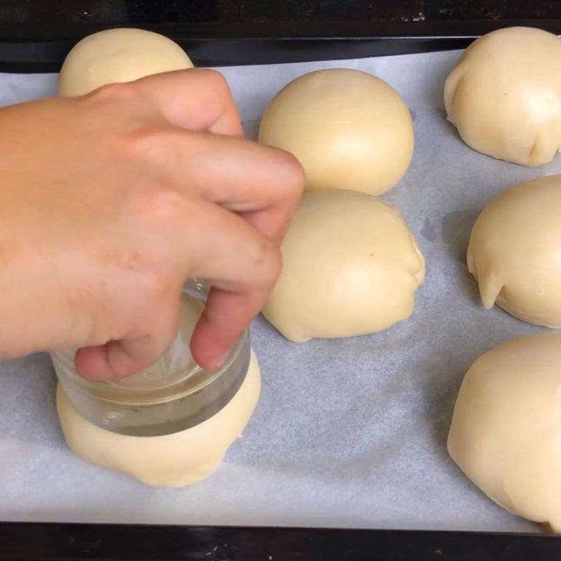 Bước 14 Làm dẹp bánh và rắc mè Bánh pía trứng muối