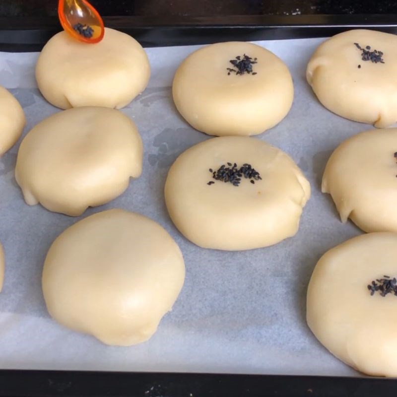 Bước 14 Làm dẹp bánh và rắc mè Bánh pía trứng muối