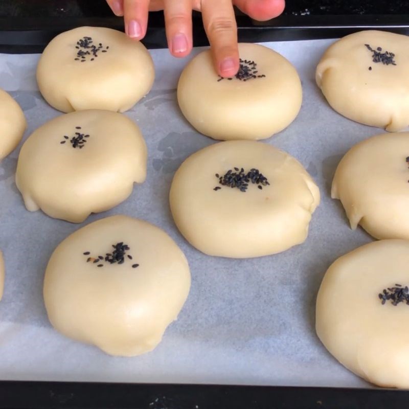 Bước 14 Làm dẹp bánh và rắc mè Bánh pía trứng muối
