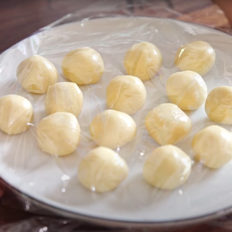 Bước 5 Tạo hình bánh trung thu Bánh trung thu lava nhân trứng chảy