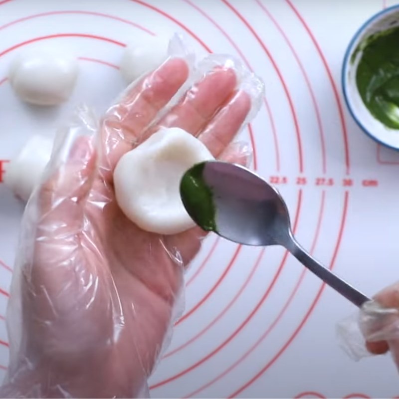 Bước 6 Tạo hình bánh trung thu Bánh trung thu dẻo nhân lava sữa trứng phô mai vị dừa