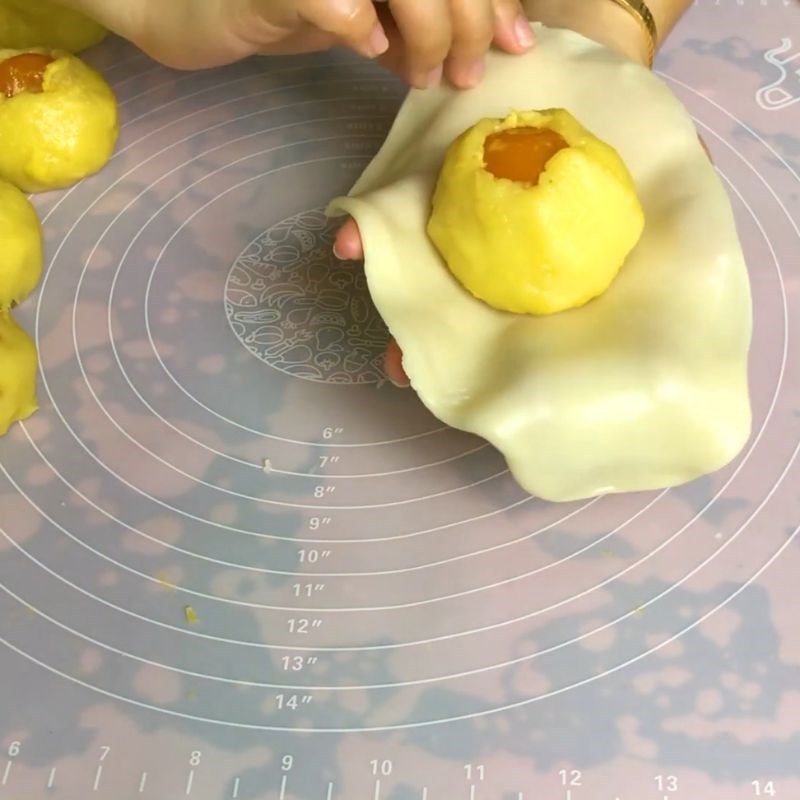 Bước 13 Tạo hình bánh Bánh pía trứng muối