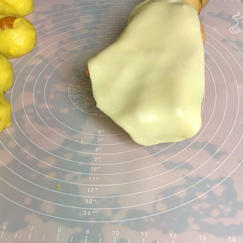 Bước 12 Tạo hình vỏ bánh Bánh pía trứng muối