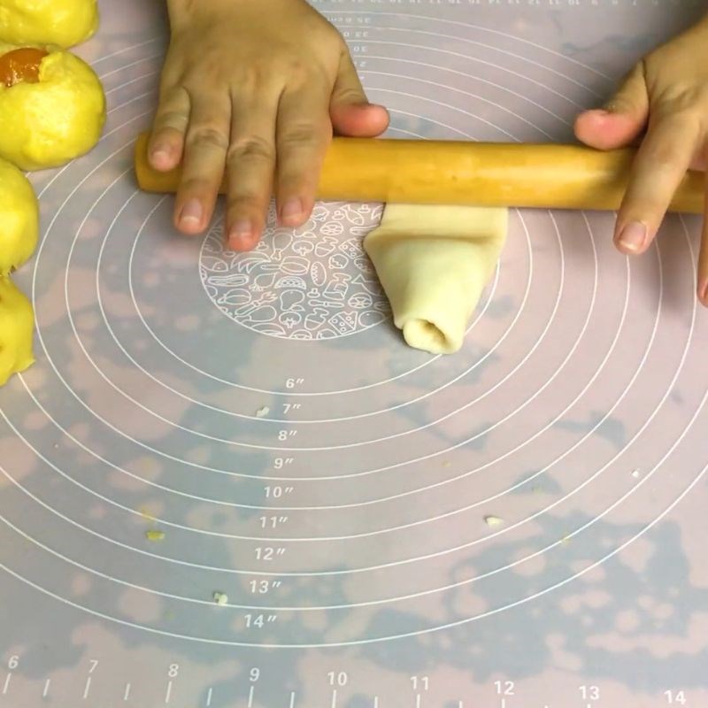 Bước 12 Tạo hình vỏ bánh Bánh pía trứng muối