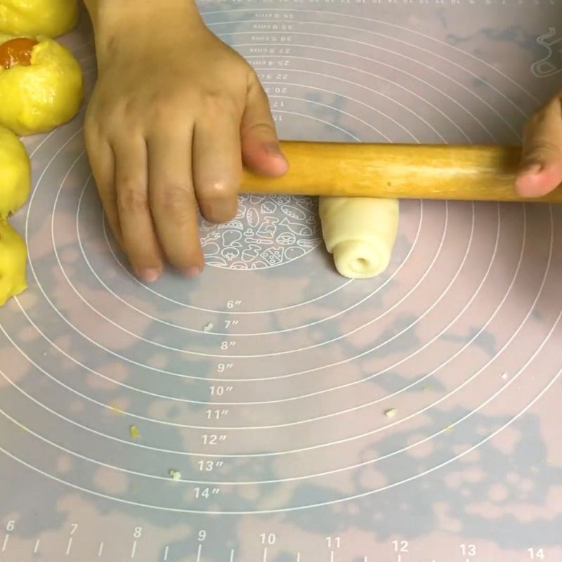 Bước 12 Tạo hình vỏ bánh Bánh pía trứng muối