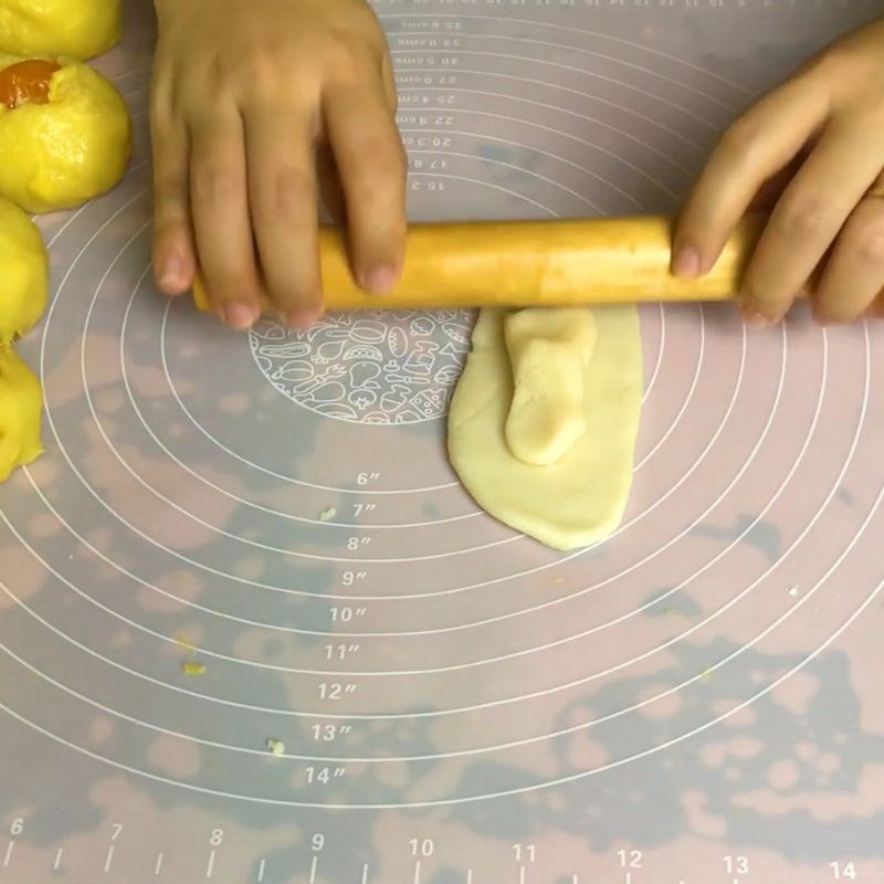 Bước 12 Tạo hình vỏ bánh Bánh pía trứng muối