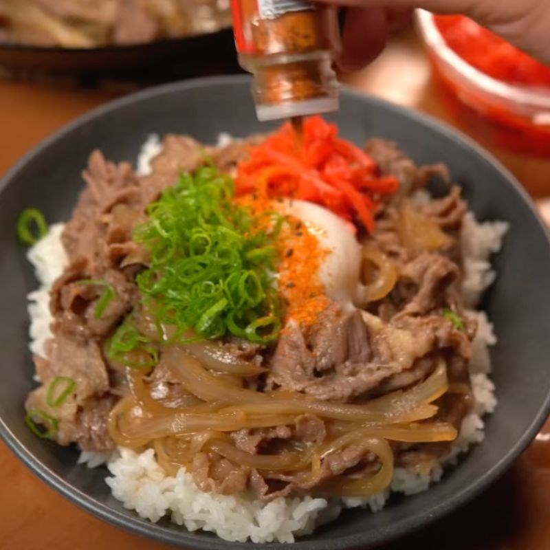 Bước 5 Trình bày Cơm bò Gyudon Nhật Bản