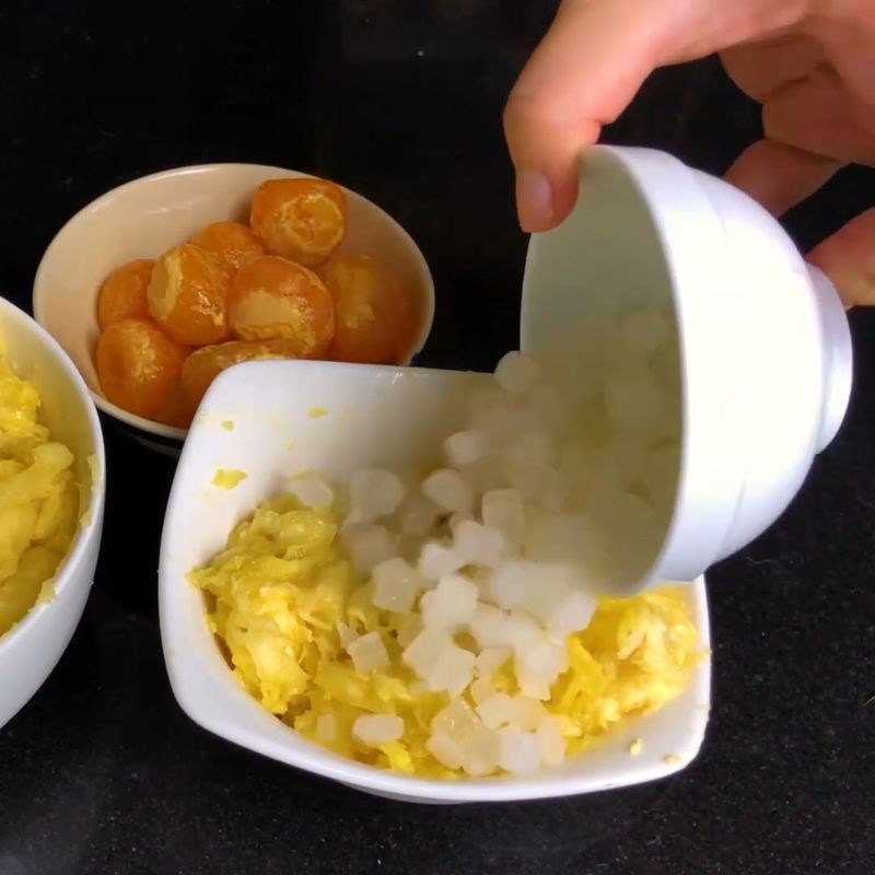 Bước 7 Trộn nhân Bánh pía trứng muối
