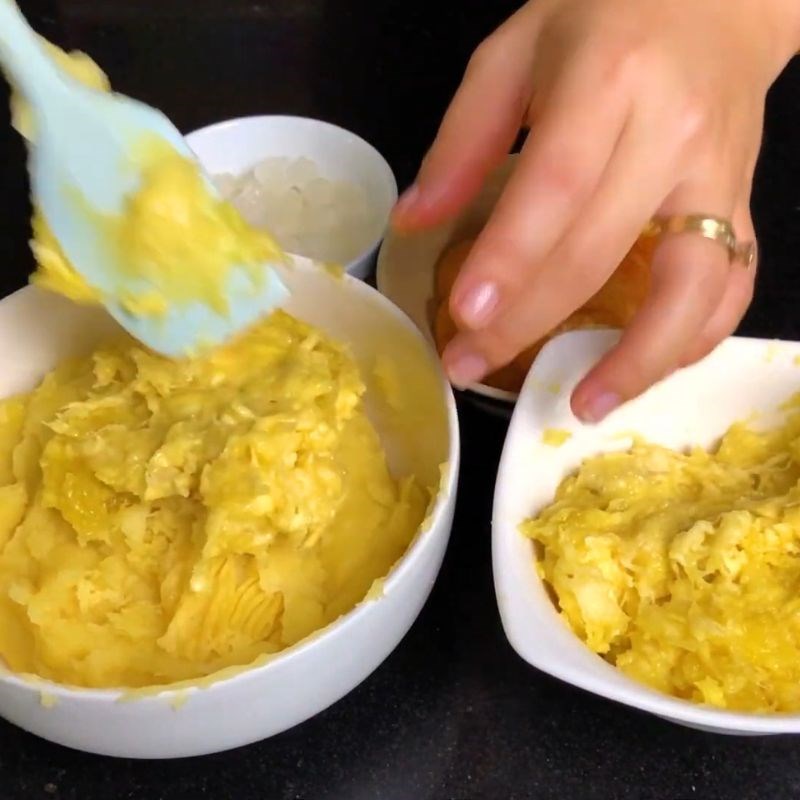 Bước 7 Trộn nhân Bánh pía trứng muối