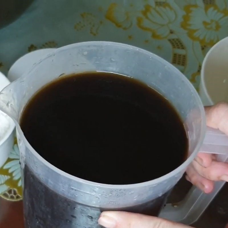 Bước 5 Trộn nước cây thạch đen với đường và bột năng Cách làm thạch đen Cao Bằng