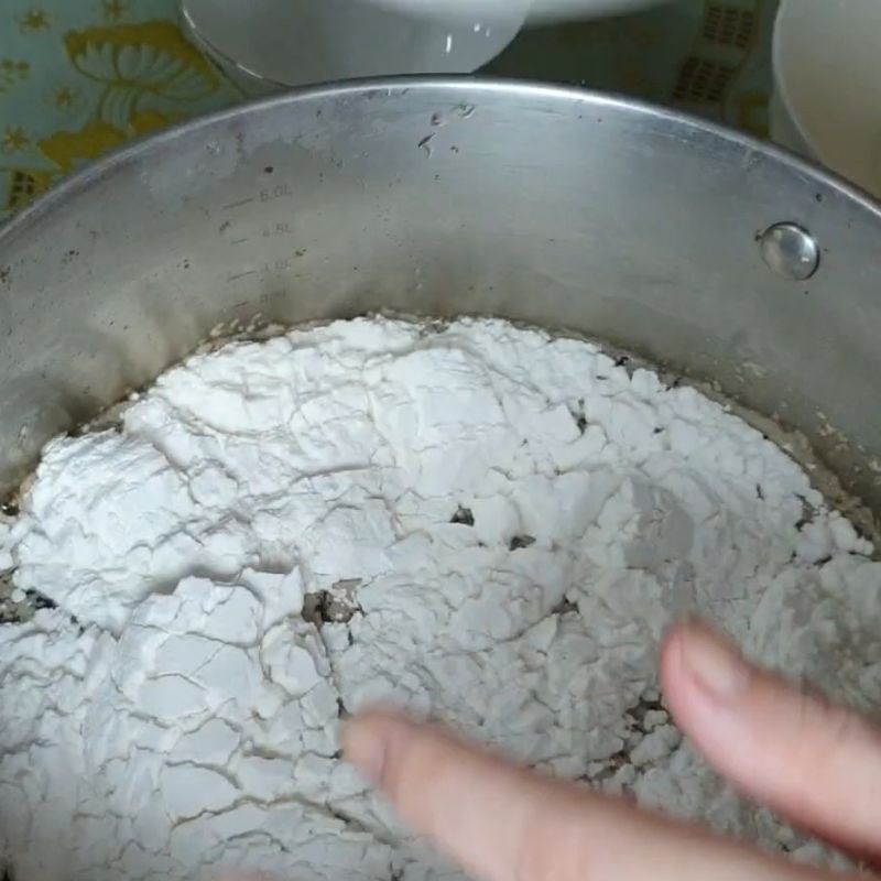 Bước 5 Trộn nước cây thạch đen với đường và bột năng Cách làm thạch đen Cao Bằng