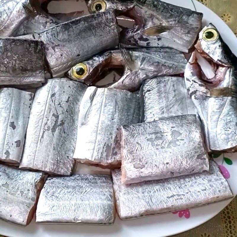 Bước 1 Ướp cá Canh chua cá hố tươi nấu thơm
