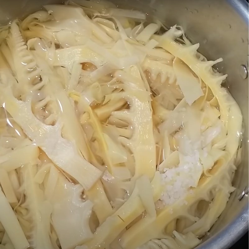 Bước 2 Ướp thịt bò và luộc măng chua Bò xào măng chua