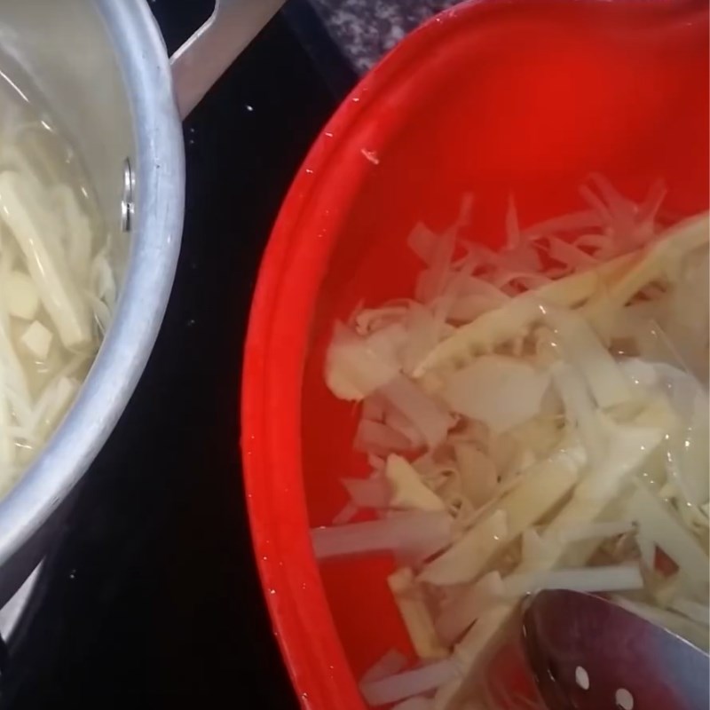 Bước 2 Ướp thịt bò và luộc măng chua Bò xào măng chua