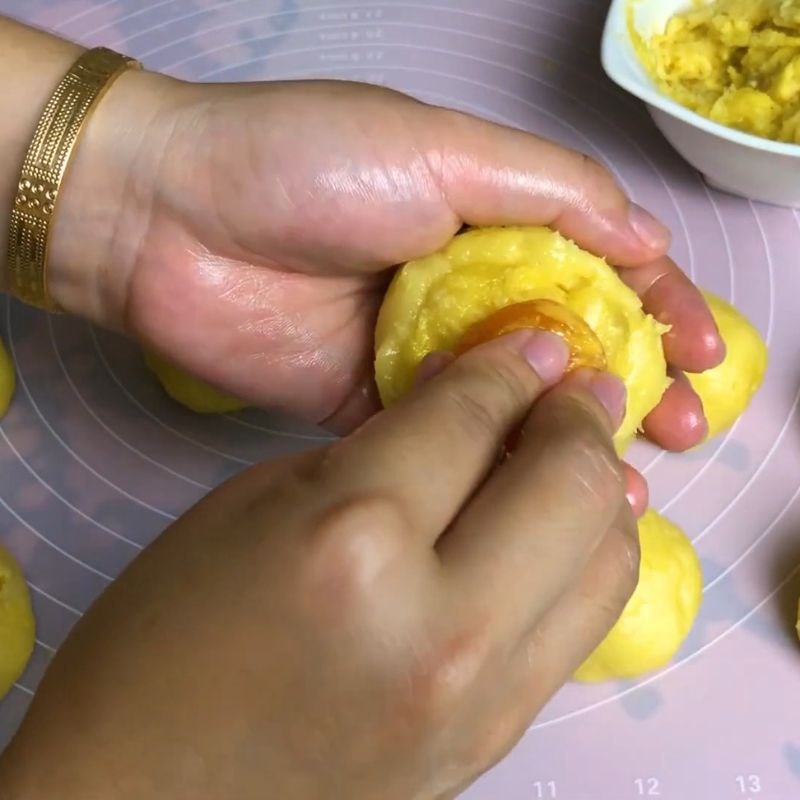 Bước 10 Vo tròn nhân bánh Bánh pía trứng muối