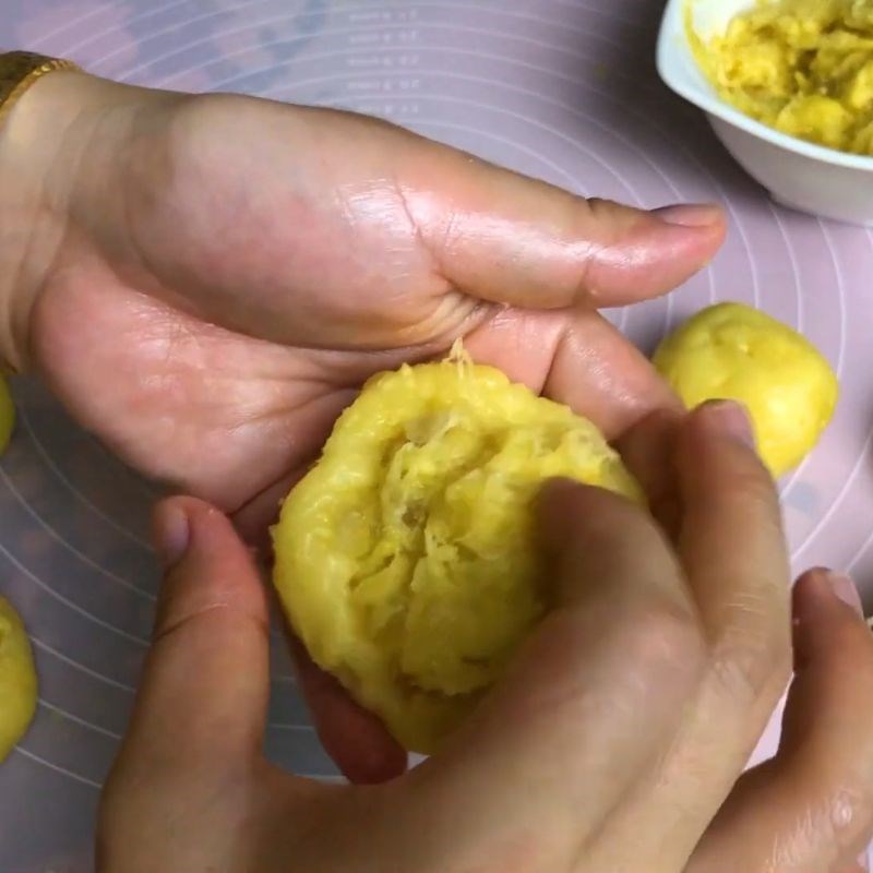 Bước 10 Vo tròn nhân bánh Bánh pía trứng muối