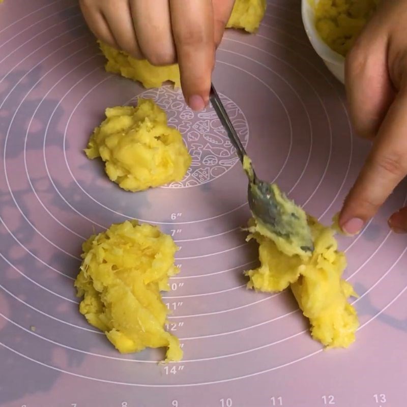 Bước 10 Vo tròn nhân bánh Bánh pía trứng muối