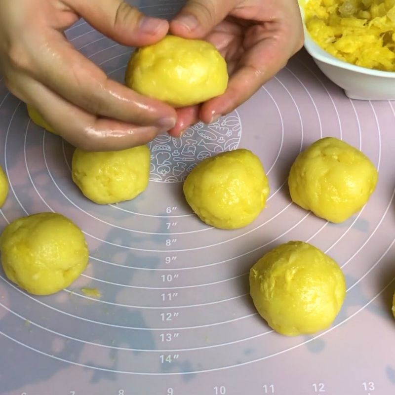 Bước 10 Vo tròn nhân bánh Bánh pía trứng muối