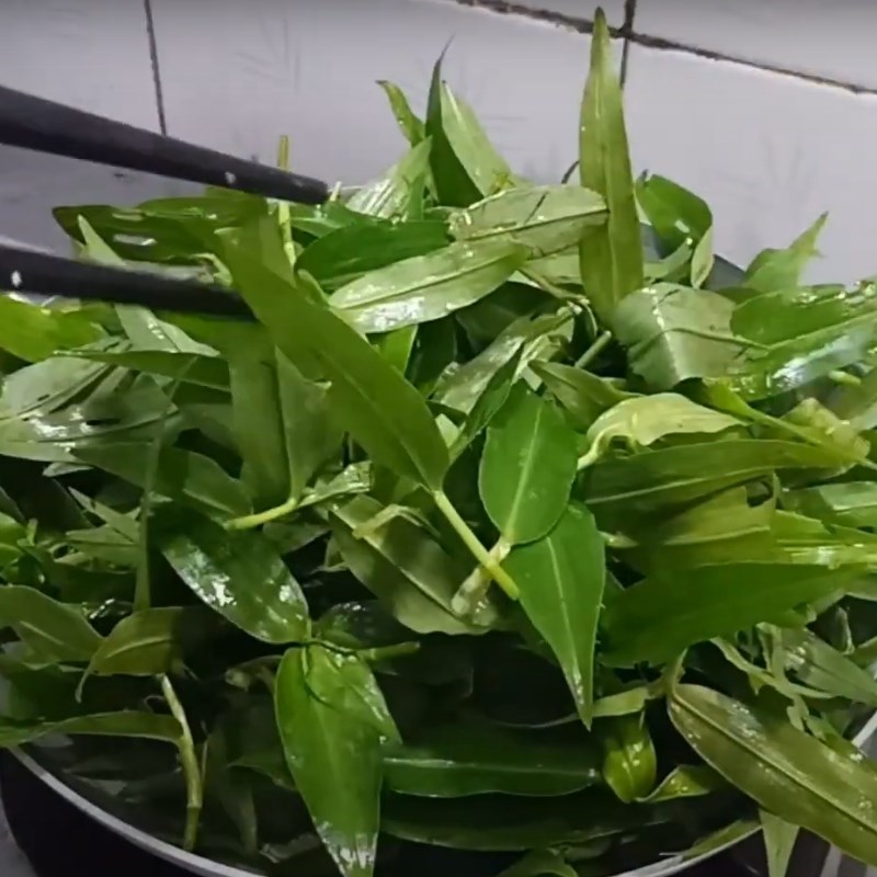 Bước 2 Xào rau trai Rau trai xào tỏi