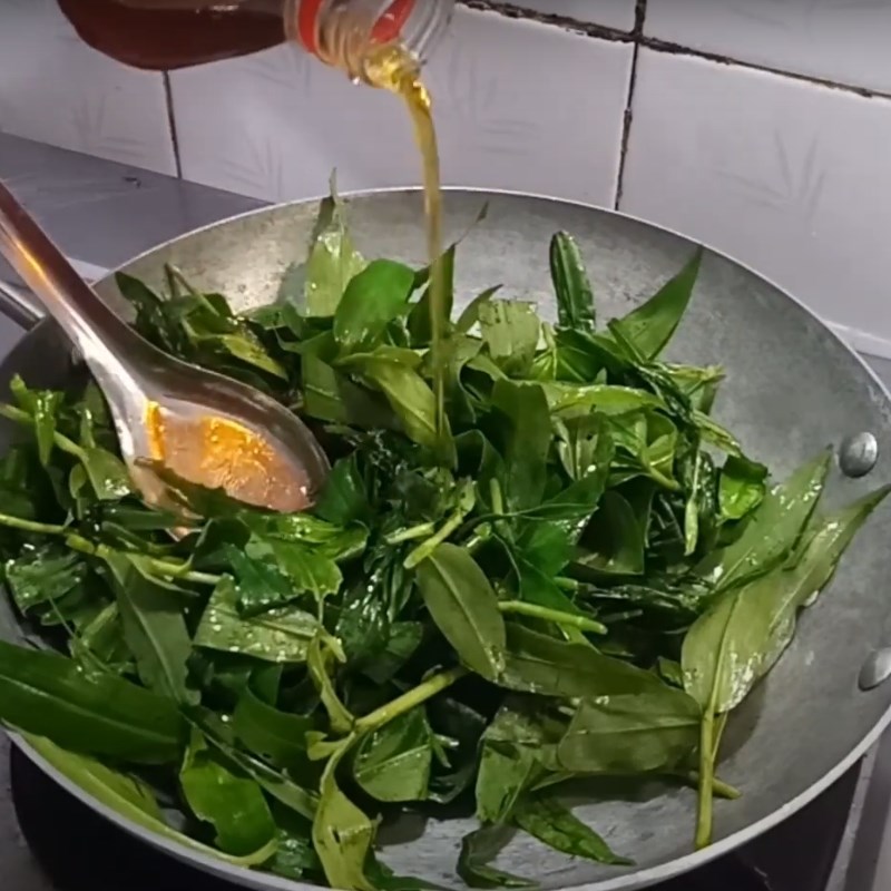 Bước 2 Xào rau trai Rau trai xào tỏi