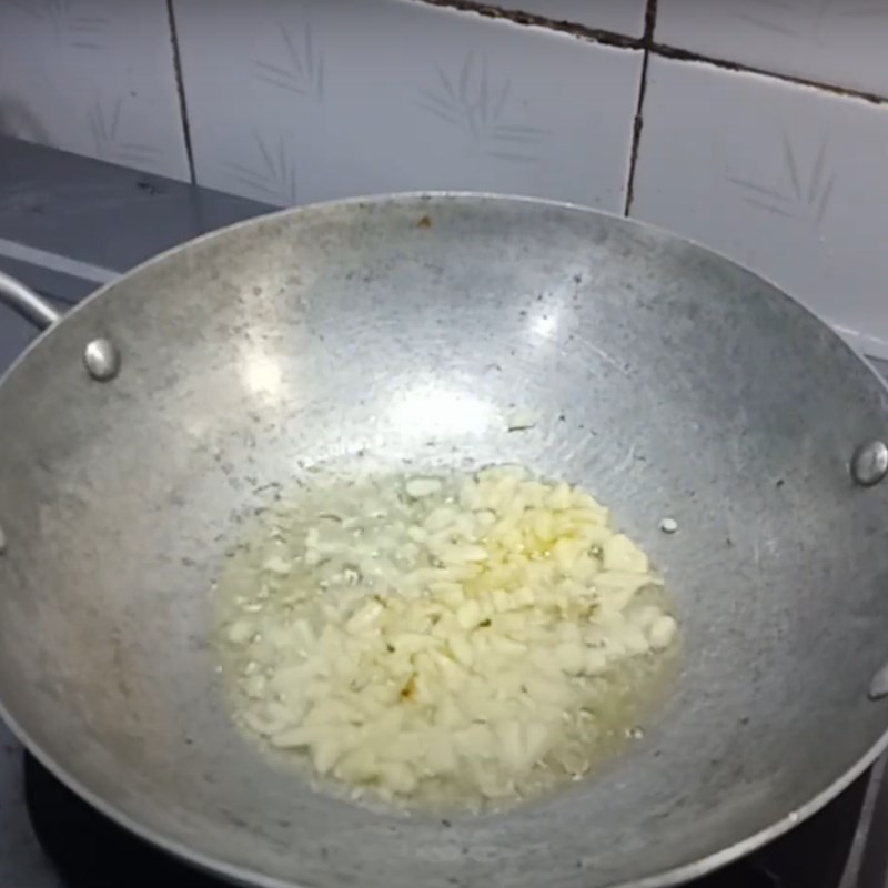 Bước 2 Xào rau trai Rau trai xào tỏi