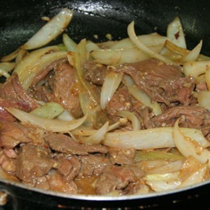 Bước 4 Xào thịt bò Cơm bò Gyudon Nhật Bản