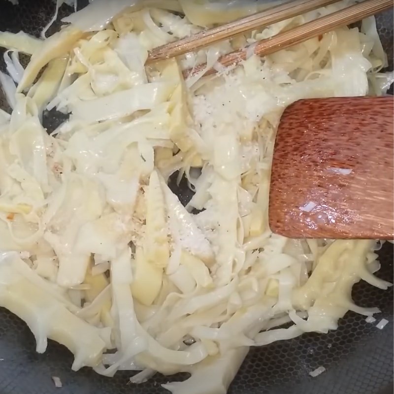 Bước 3 Xào thịt bò và măng chua Bò xào măng chua