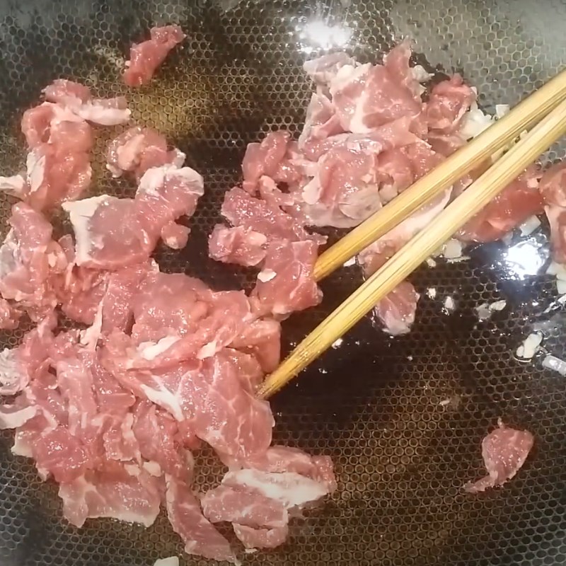 Bước 3 Xào thịt bò và măng chua Bò xào măng chua