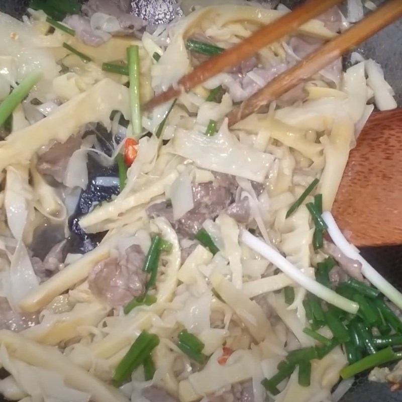 Bước 3 Xào thịt bò và măng chua Bò xào măng chua