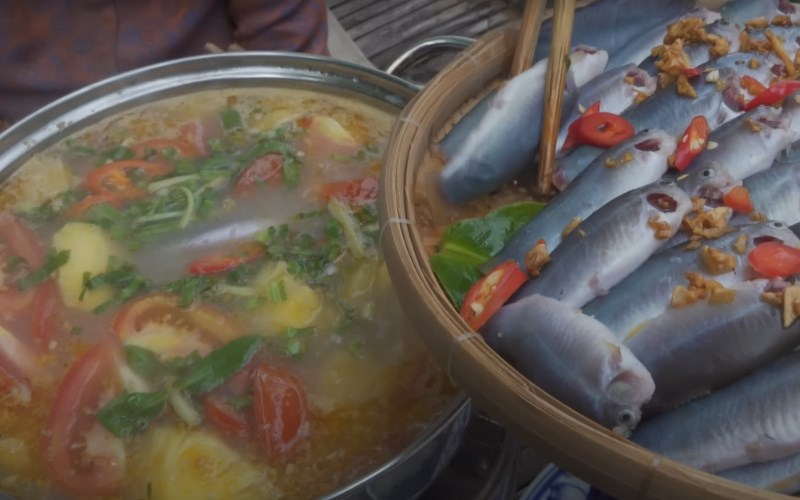 C&aacute; heo nấu canh chua cơm mẻ