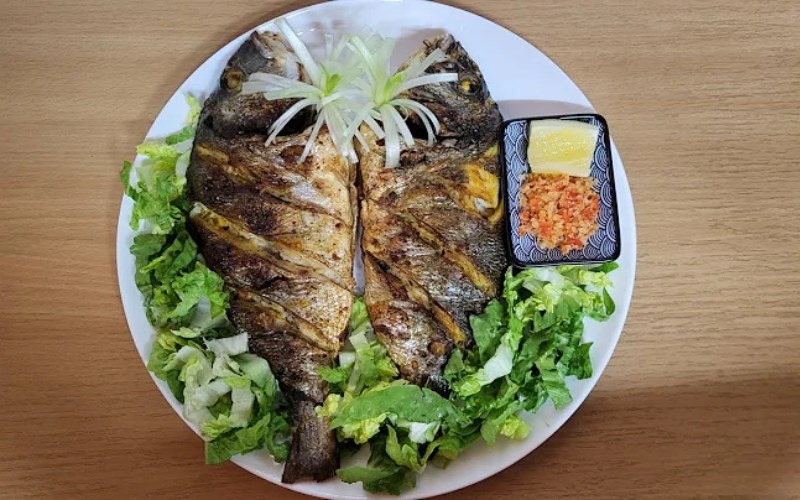 Cá tráp nướng tỏi